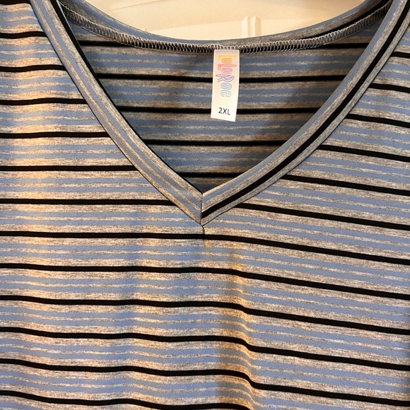 LulaRoe Christy T - Picture 2 of 5